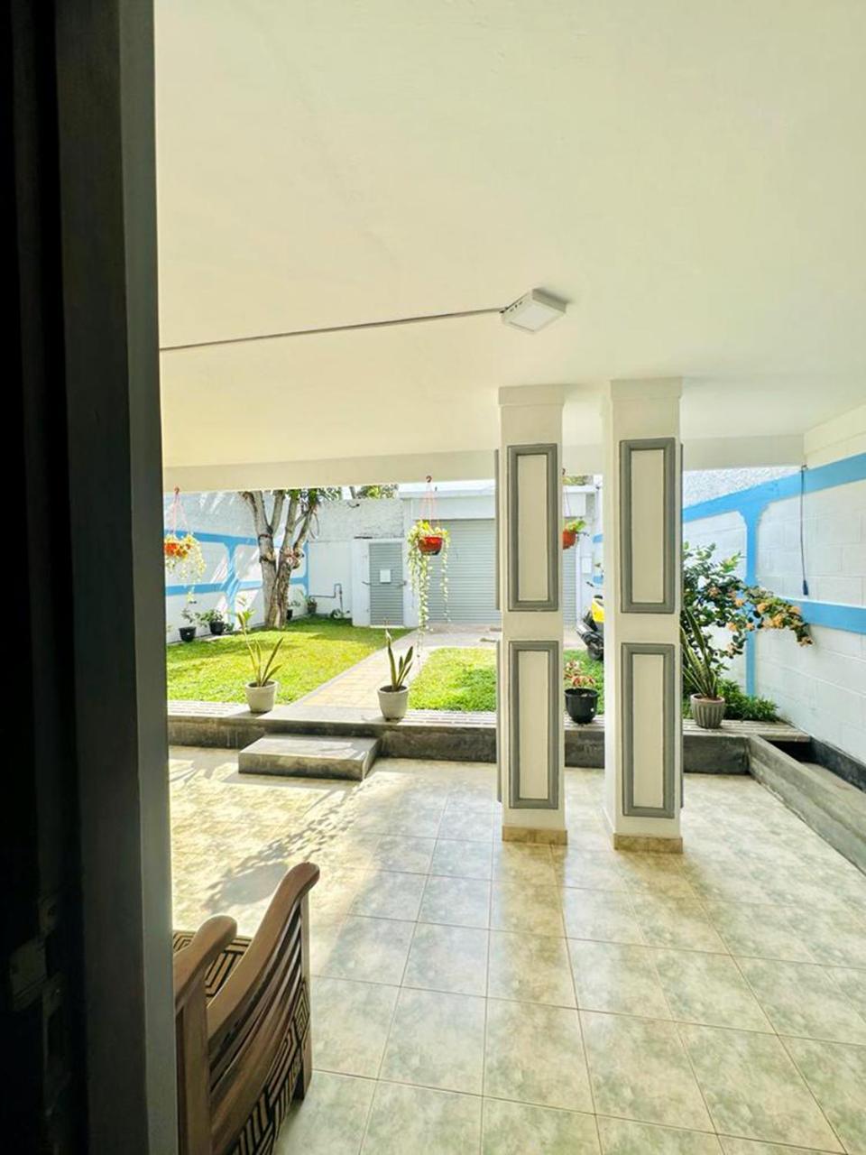 Sea Breeze Guest House Негомбо Экстерьер фото