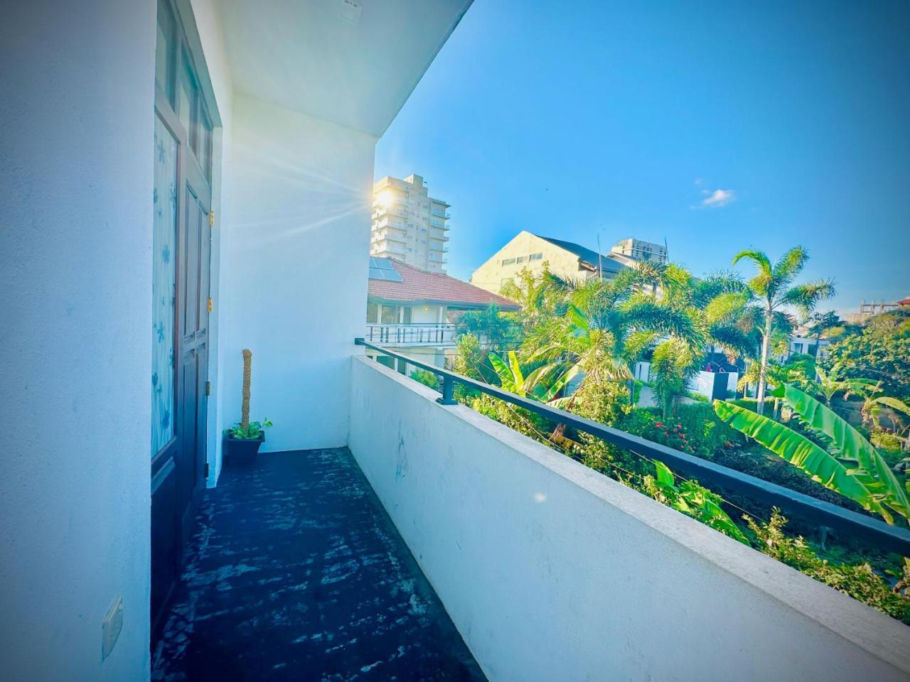 Sea Breeze Guest House Негомбо Экстерьер фото