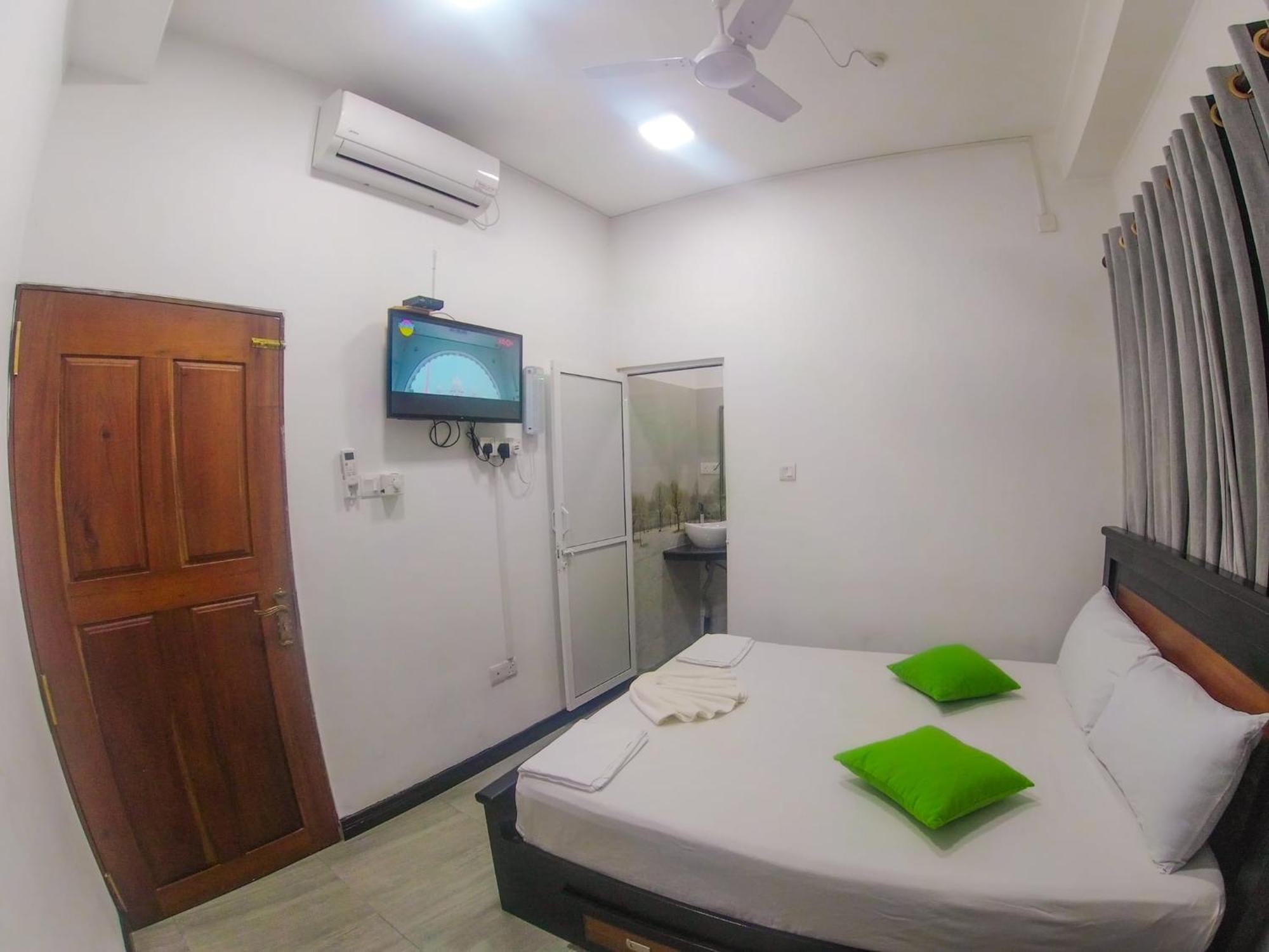 Sea Breeze Guest House Негомбо Номер фото