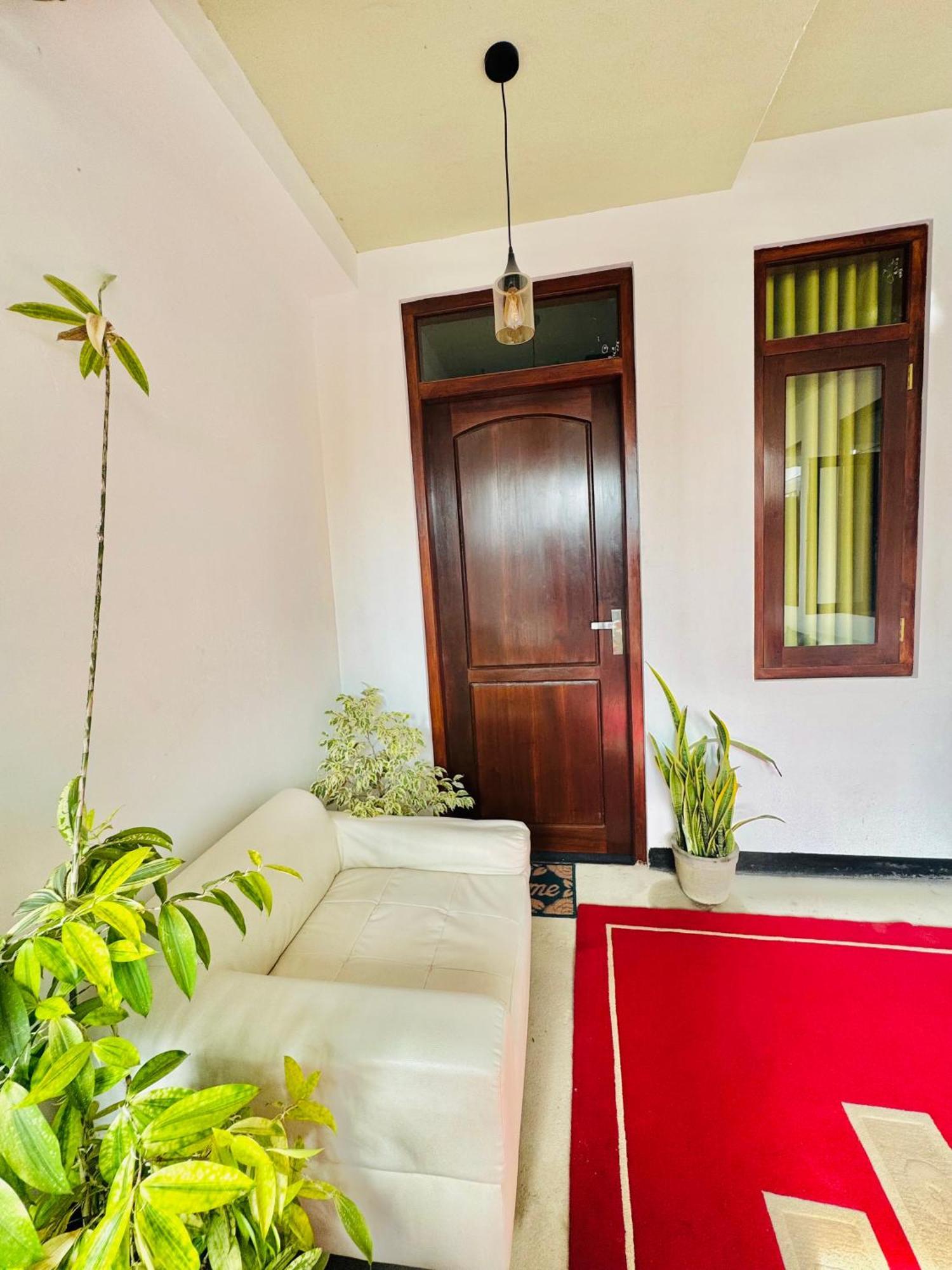 Sea Breeze Guest House Негомбо Экстерьер фото