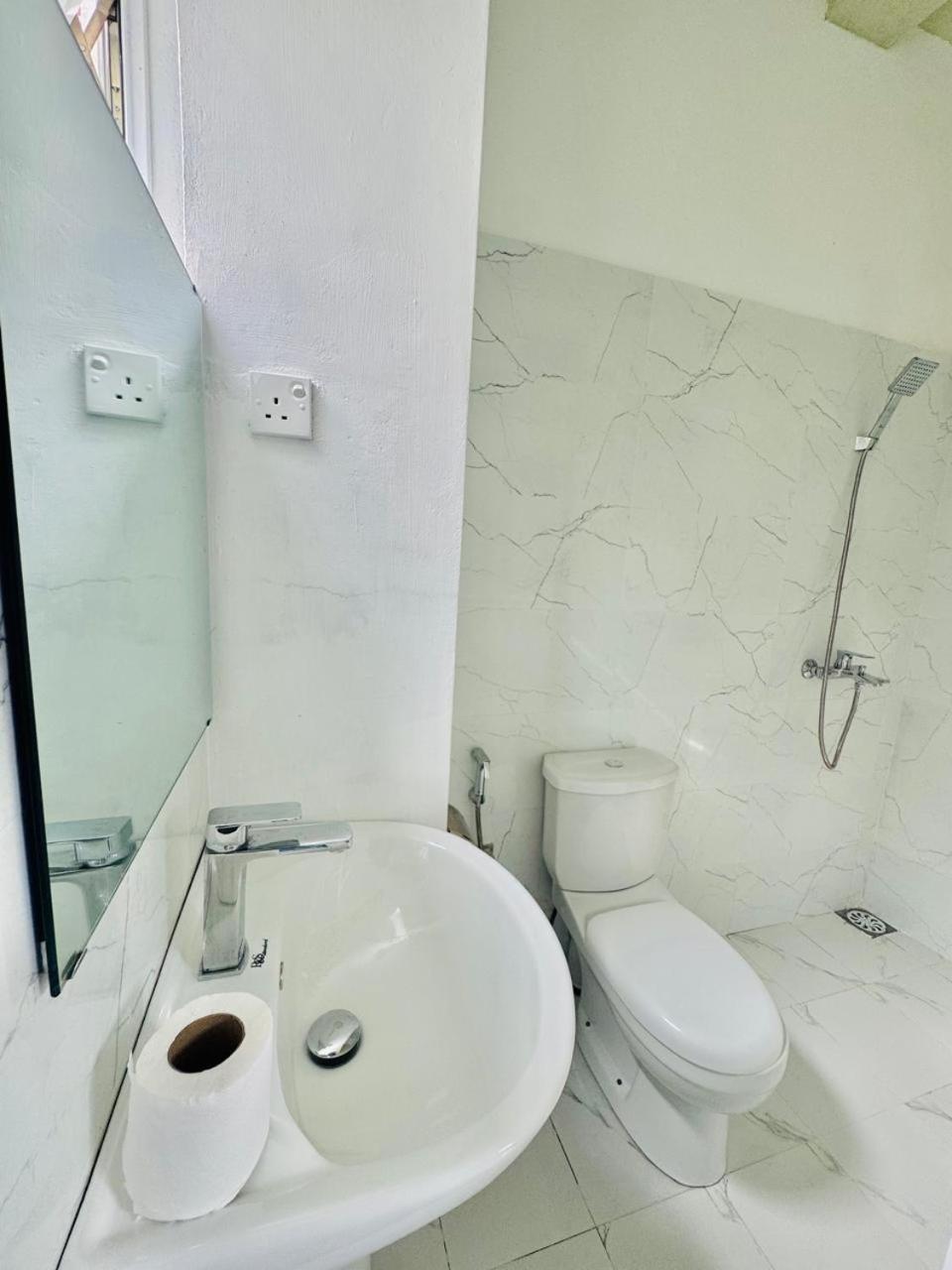 Sea Breeze Guest House Негомбо Номер фото